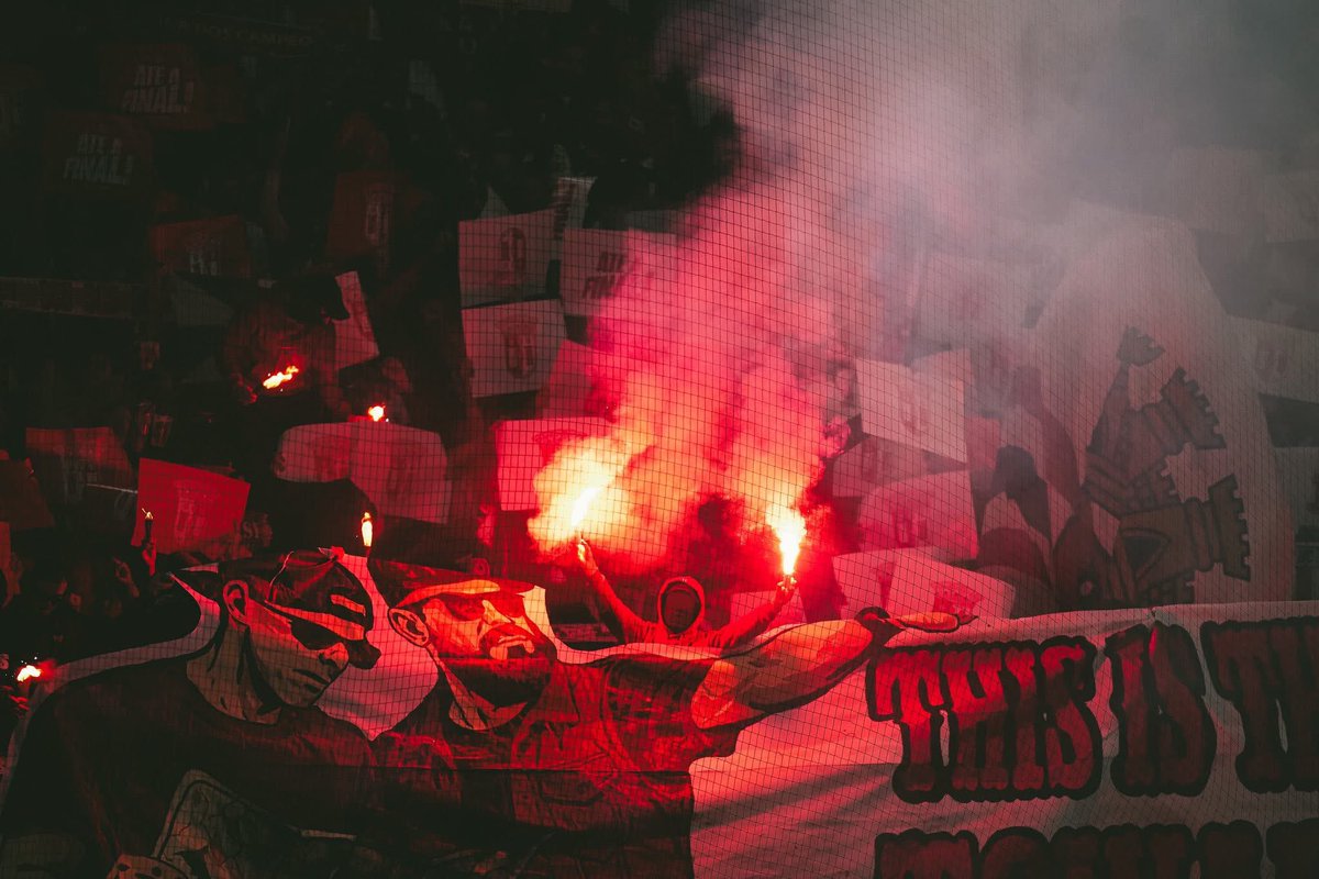 bragaul92's tweet photo. Dói e é frustrante, mas o orgulho que temos no nosso percurso é enorme, a nossa paixão é cada vez maior! Provamos ser únicos a tifar na Europa de uma maneira exímia e a mostrar que o mundo ultra em Portugal só está morto para alguns. 
"Ganhes ou percas por ti vou cantar" https://t.co/Co1fANpgSl