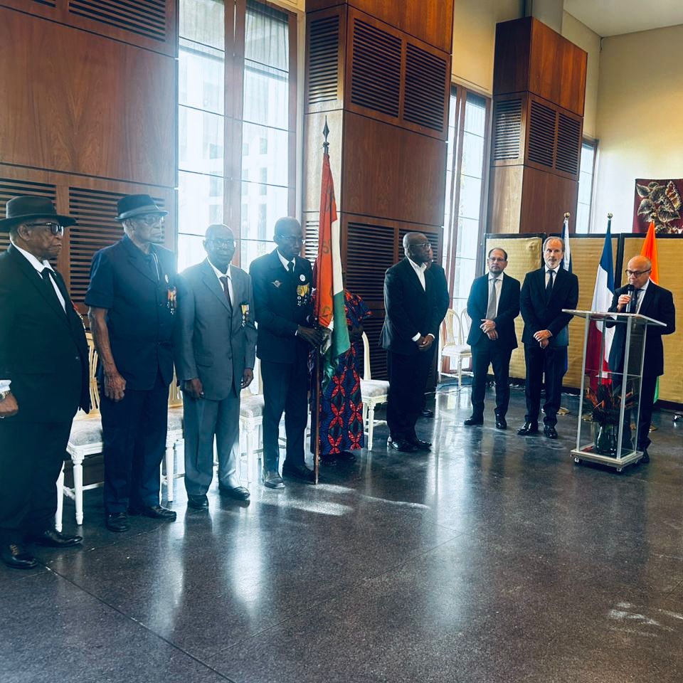 JL_Ruelle's tweet photo. 🏅🇫🇷 8 mai : Hier, nous commémorions la Victoire de 1945, marquant la fin de la Seconde Guerre mondiale en Europe. La cérémonie, très émouvante, s’est tenue en présence de l’Ambassadeur de France en Côte d’Ivoire et du Consul Général de France en Côte d’Ivoire. https://t.co/qd8b4LTSfT