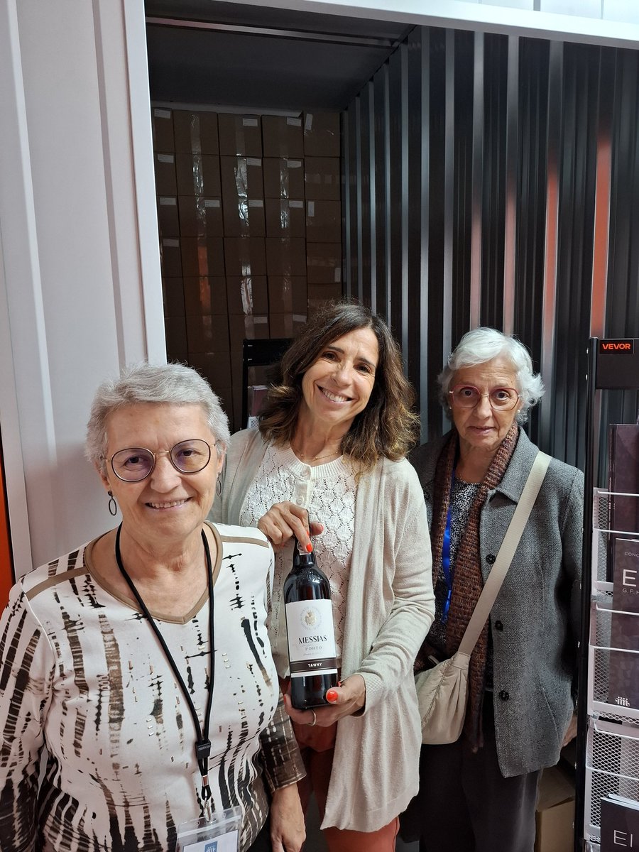 MessiesBcn's tweet photo. Tenim un gran sort. La de comptar amb col·laboradores que sempre estan a punt per donar un cop de mà i amb bon humor!
Aqui les veiem al traster, ajudant a portar material al @auditoribcn pel concert de demà i a l'escenari després de marcar les cadires pels homes.
#casals150 https://t.co/BlgfzNqQMg