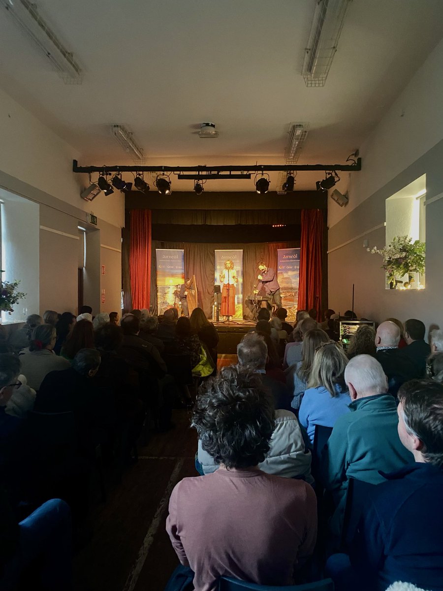 cfdeise's tweet photo. Halla Colmán lán go doras anocht don gceolchoirm le @MuireannNic , Dónal O’Connor &amp; Michael Rooney. Buíochas le Tomás Ó Gealbháin &amp; Coiste Forbartha an tSean Phobail. Cén áit an bhfaighfeá oíche chomh maith le fíon &amp; sóláistí san áireamh. Tacaíocht ó @cfdeise &amp; @EnaGaeltachta https://t.co/gIFeh7GvIN