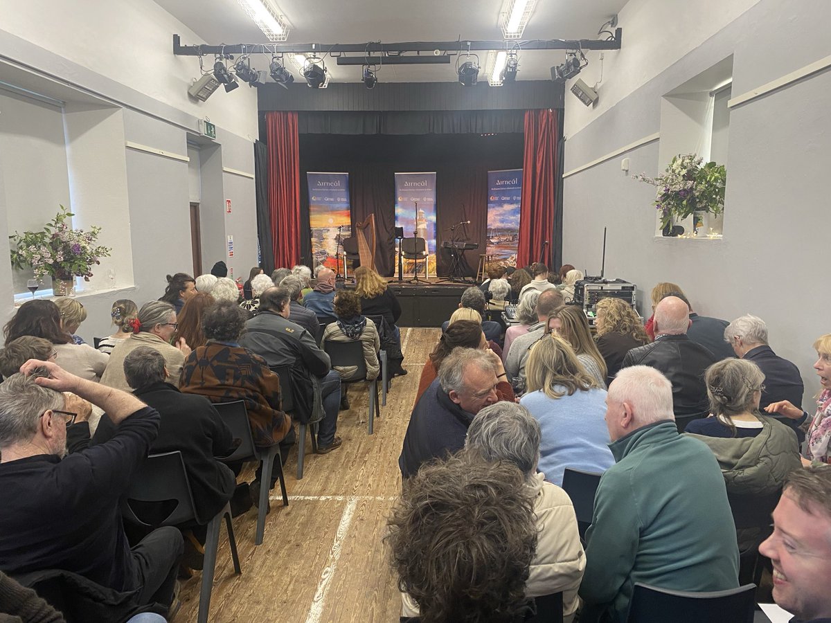 cfdeise's tweet photo. Halla Colmán lán go doras anocht don gceolchoirm le @MuireannNic , Dónal O’Connor &amp; Michael Rooney. Buíochas le Tomás Ó Gealbháin &amp; Coiste Forbartha an tSean Phobail. Cén áit an bhfaighfeá oíche chomh maith le fíon &amp; sóláistí san áireamh. Tacaíocht ó @cfdeise &amp; @EnaGaeltachta https://t.co/gIFeh7GvIN