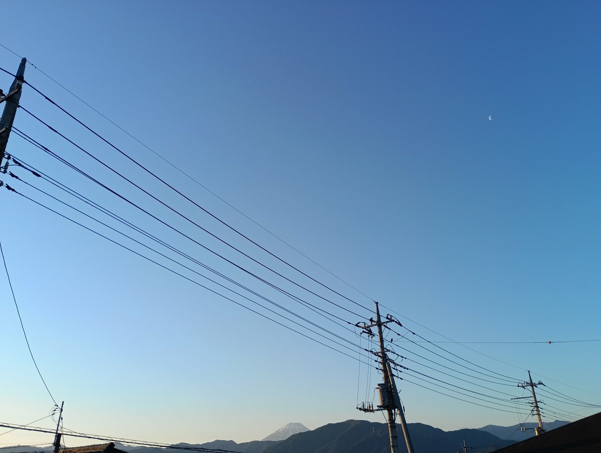 OfficeSouthLake's tweet photo. おはようございます。

すでに太陽が眩しく、有明月、富士山もきれいに見えている朝。

豆から挽いたドリップコーヒーでスタートです(#^.^#)

#TIMEMORE #ドリップコーヒー #ハリオV６０ https://t.co/JtX5vCoAOT