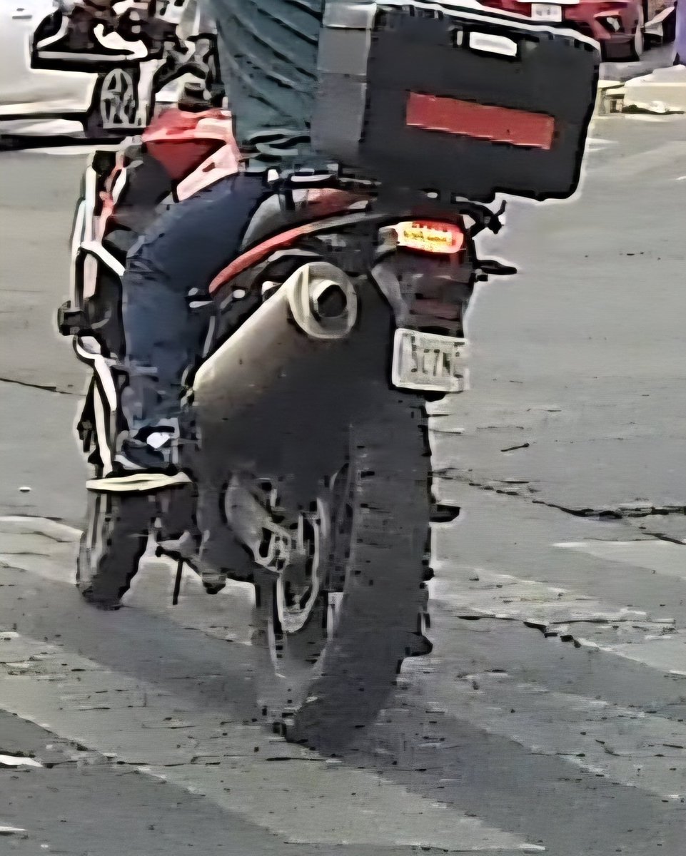 pinkynay's tweet photo. Ayer viernes 8 de mayo mientras esperábamos el semáforo de ayuntamiento esta moto (5C7NL) golpeó al Ibiza de a lado y se dió a la fuga por Fuentes Brotantes, si pegan tantita madre háganse responsables @DiarioCuicuilco @TlalpanVecinos https://t.co/VEINDOEcMd