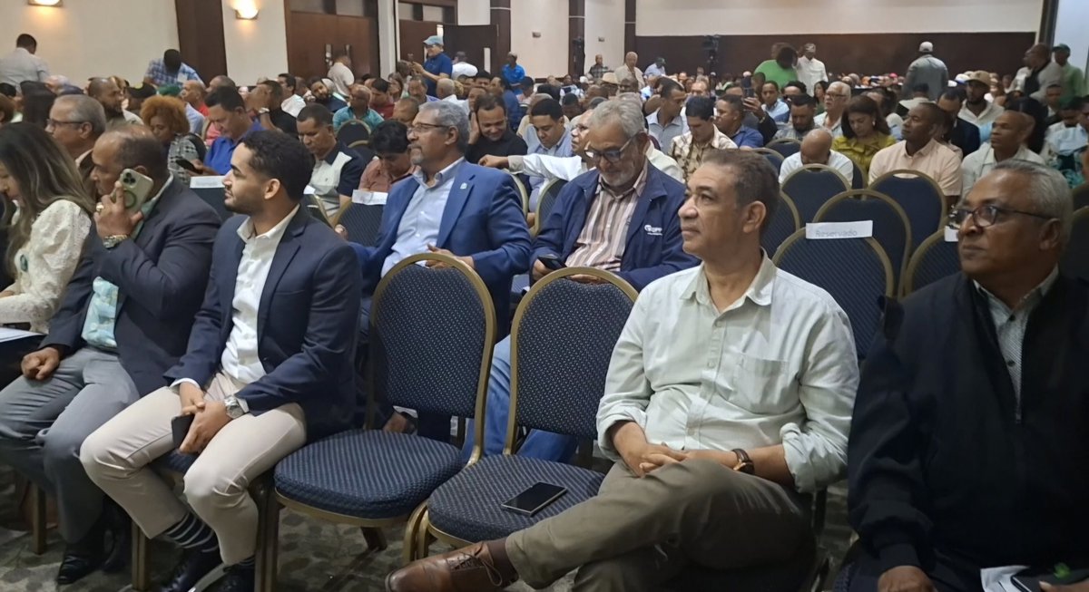 CorporonErnesto's tweet photo. Doctor @LeonelFernandez la @FPcomunica hoy en Stgo. concentró en la mañana mas de 300 dirigentes de 7 provincias y en la tardes 400 dirigentes de las demás 7 provincias,ningún partido,solo la FP puede hacer algo tan grandes. El Cibao es FP
 @demostenesm @nconcepcion @LirianoOmar https://t.co/LSmZCo8Ayy
