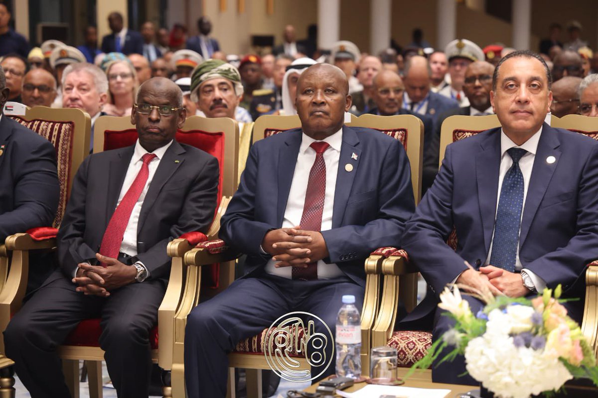 RTNBurundi's tweet photo. #Djibouti : Ismaïl Omar Guelleh prête serment pour un nouveau mandat

Les cérémonies officielles de prestation de serment du Président de la République de Djibouti, Ismaïl Omar Guelleh, se sont déroulées ce samedi 9 mai 2026 au Centre de conférence internationale de Djibouti, en présence de nombreuses hautes personnalités venues de plusieurs continents.

Le Burundi y était représenté par le Vice-président de la République, Prosper Bazombanza, mandaté par le Chef de l’État burundais, Évariste Ndayishimiye, également Président en exercice de l’Union africaine.

Cette cérémonie solennelle a rassemblé des dirigeants et représentants de haut niveau en provenance d’Afrique, d’Asie, d’Europe, ainsi que d’autres régions du monde, témoignant de l’importance diplomatique de cet événement pour Djibouti.

Les activités ont débuté par une prière coranique, suivie de l’exécution de l’hymne national djiboutien. Avant l’investiture officielle, le Président du Conseil constitutionnel de Djibouti a procédé à la lecture des dispositions légales, confirmant que l’élection présidentielle s’était déroulée conformément à la loi.

Après cette étape institutionnelle, Ismaïl Omar Guelleh a prêté serment devant le peuple djiboutien et les délégations étrangères invitées.

Dans son discours de remerciement, le Président djiboutien a réaffirmé l’engagement de son pays à poursuivre une diplomatie fondée sur le dialogue, la coopération et la quête permanente de la paix. Il a insisté sur le fait que la paix demeure une condition essentielle pour garantir un développement durable.

À travers cette investiture, Djibouti réaffirme ainsi sa volonté de consolider son rôle sur la scène internationale, poursuivant ses efforts en faveur de la stabilité régionale et mondiale.