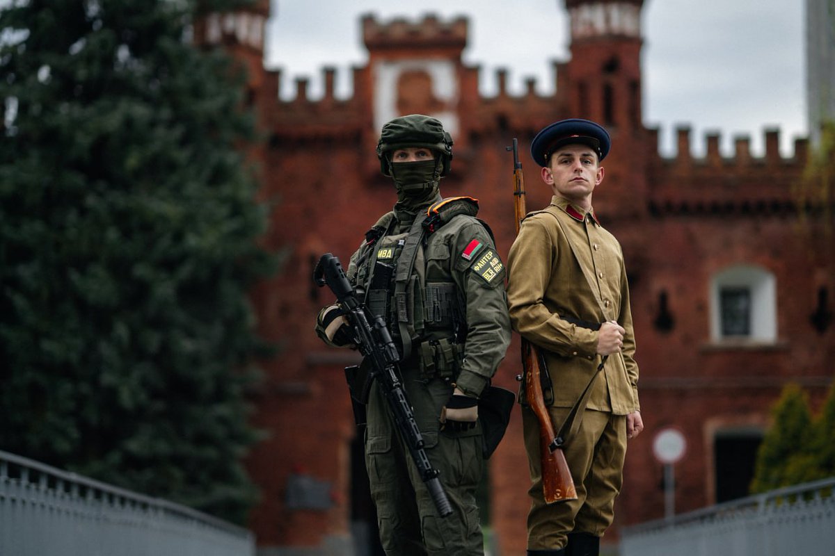 TheGreyPatriot_'s tweet photo. 🇧🇾🇷🇺 Today's photoshoot by Internal Troops spetsnaz in remembrance of 132nd Separate Convoy Troops Battalion of NKVD from Brest Fortress.

#Russia #Belarus #Belarusian #Today #VictoryDay #InternalTroops #Police #Security #NKVD #USSR #Soviet #SovietUnion https://t.co/0FKkw9YSWR