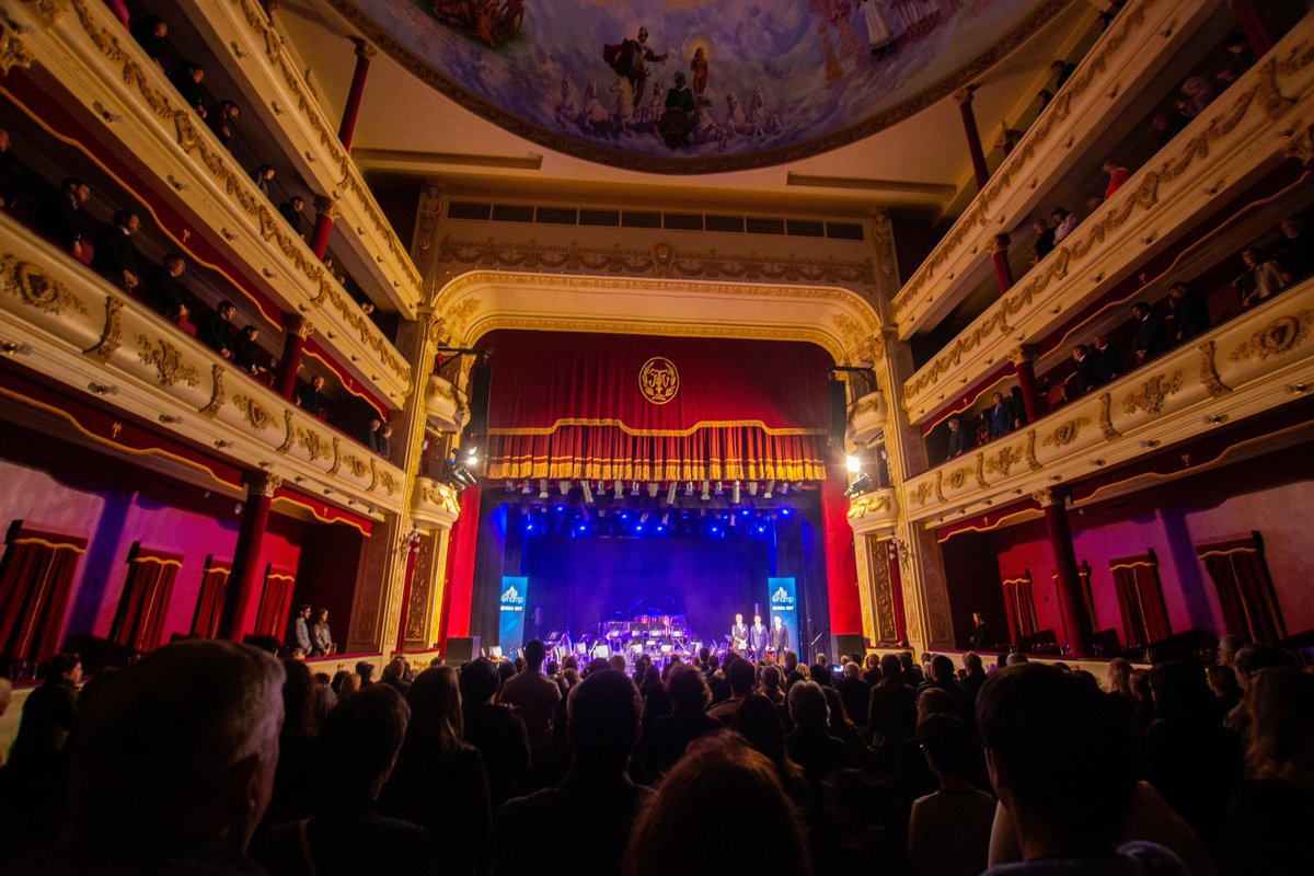 arielbaez's tweet photo. 215 años de la independencia del Paraguay. 🇵🇾  
Y una noche que voy a guardar para siempre en el corazón.

Qué emoción y qué honor haber podido cantar en este concierto de gala en Corrientes junto a la Orquesta Nacional de Música Popular del Paraguay, dirigida por el maestro Luis Álvarez.

Y qué lindo también haber compartido este momento con dos grandes representantes de la Orquesta Folklórica Municipal “Herminio Giménez” de la ciudad de Corrientes: Ricardo Alegre en acordeón y su director, Diego Gómez Dabrio, en guitarra.

La música volvió a tender ese puente eterno entre Paraguay y Corrientes, unidos por la historia, la cultura y el sentimiento.

Gracias por permitirme ser parte de una noche tan especial.