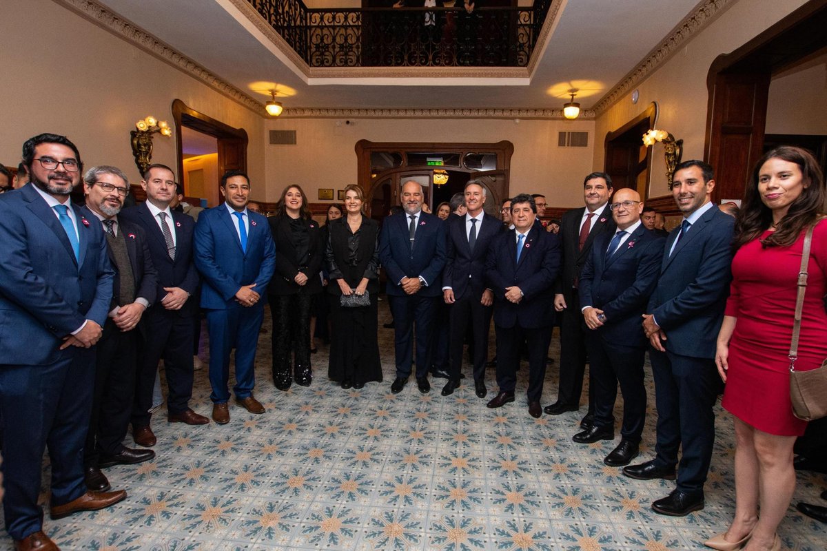 arielbaez's tweet photo. 215 años de la independencia del Paraguay. 🇵🇾  
Y una noche que voy a guardar para siempre en el corazón.

Qué emoción y qué honor haber podido cantar en este concierto de gala en Corrientes junto a la Orquesta Nacional de Música Popular del Paraguay, dirigida por el maestro Luis Álvarez.

Y qué lindo también haber compartido este momento con dos grandes representantes de la Orquesta Folklórica Municipal “Herminio Giménez” de la ciudad de Corrientes: Ricardo Alegre en acordeón y su director, Diego Gómez Dabrio, en guitarra.

La música volvió a tender ese puente eterno entre Paraguay y Corrientes, unidos por la historia, la cultura y el sentimiento.

Gracias por permitirme ser parte de una noche tan especial.