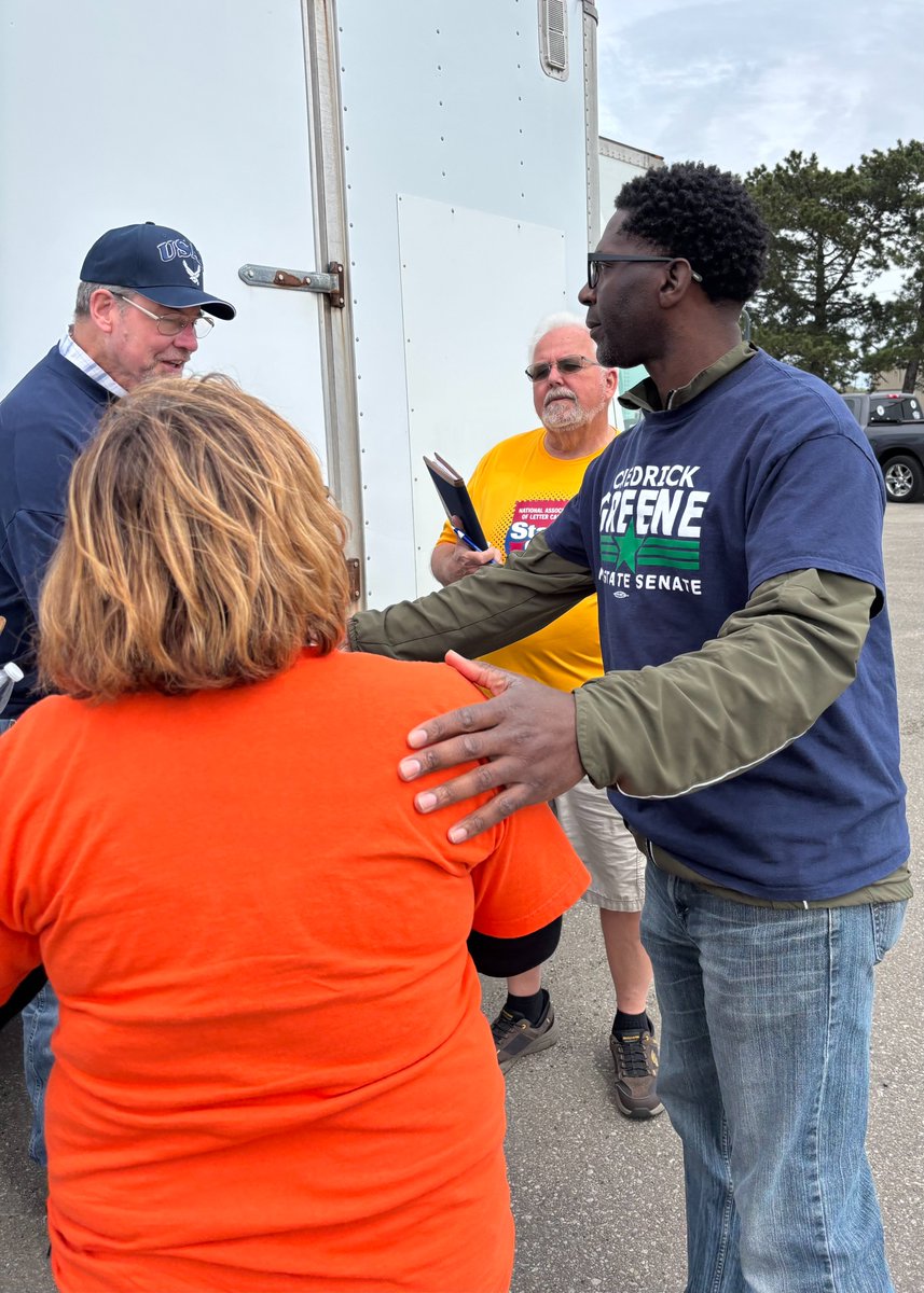 ChedrickGreene's tweet photo. #StampOutHunger is America’s largest one-day food drive, helping food banks stock up before summer. Thanks to all who donated, @NALC_National, and volunteers from labor and across our community for coming together to help our neighbors in need. 1/2 https://t.co/3JRi7Vk7Ic