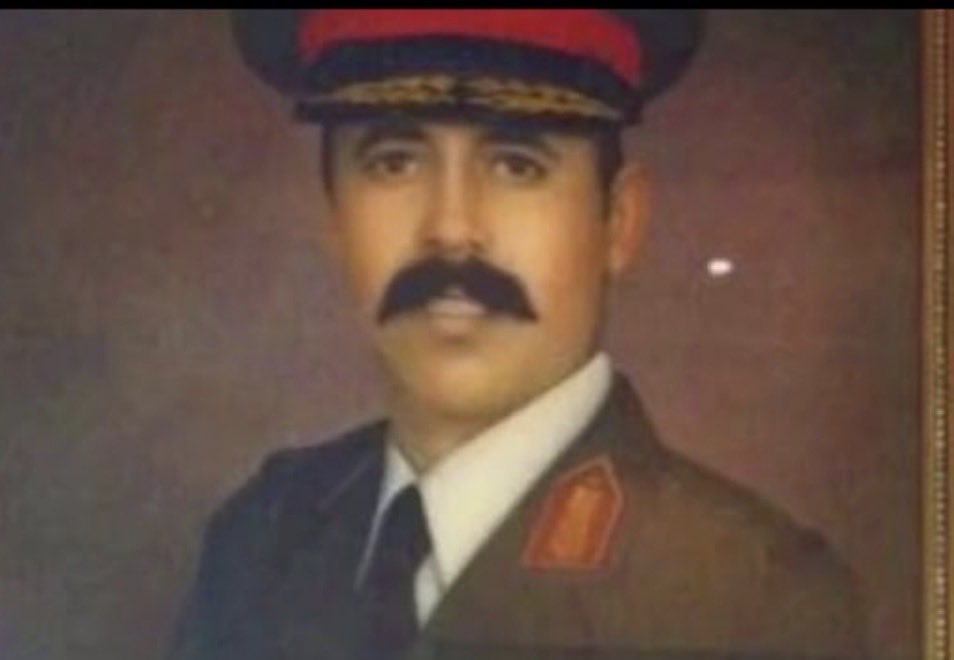 alshoof6's tweet photo. الله يسلم بندر #المشعوف 
السامي اللي ماكره سامي
سيف اللزوم وللزوم سيوف
تلقاه وقت الماقف الحامي
ينصاه من يمسي عليه ظروف
عدً زلاله يروي الضامي
سمح الجناب الطيب المالوف
وليا زهمته في طلب قامي
وافي ومن طيبه غريب وصوف
مايشتقي بفلاش الاعلامي
من دون وجه يفني المصروف
كريم من شجعان وكرامي
والمجد والتاريخ والمعروف
ميقاف ابوه وقصة اليامي
ترفع له البيضاء بكل كفوف
علي محطم كل الارقامي 
#فهد_العازمي
