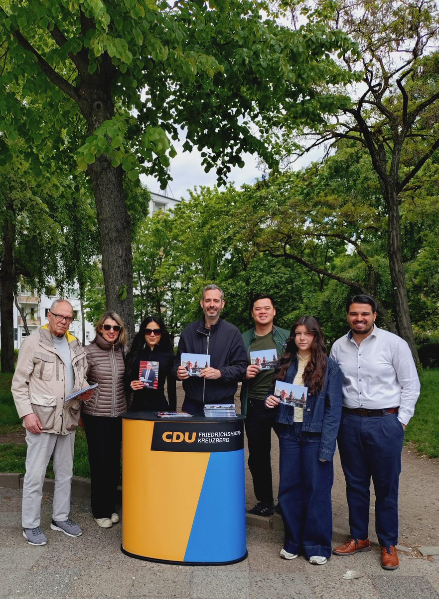 TimurHusein's tweet photo. Heute im Gespräch mit den Bürgern am Moritzplatz (Kreuzberg). Wir haben einige gute Dinge (Verwaltungsreform, freie Bürgeramtstermine, neues Polizeigesetz, Einführung der Vorschule etc.) erreicht, aber wir benötigen mehr Zeit. Berlin wird  besser mit @cduberlin #berlinwird https://t.co/c4oV7LuLZL