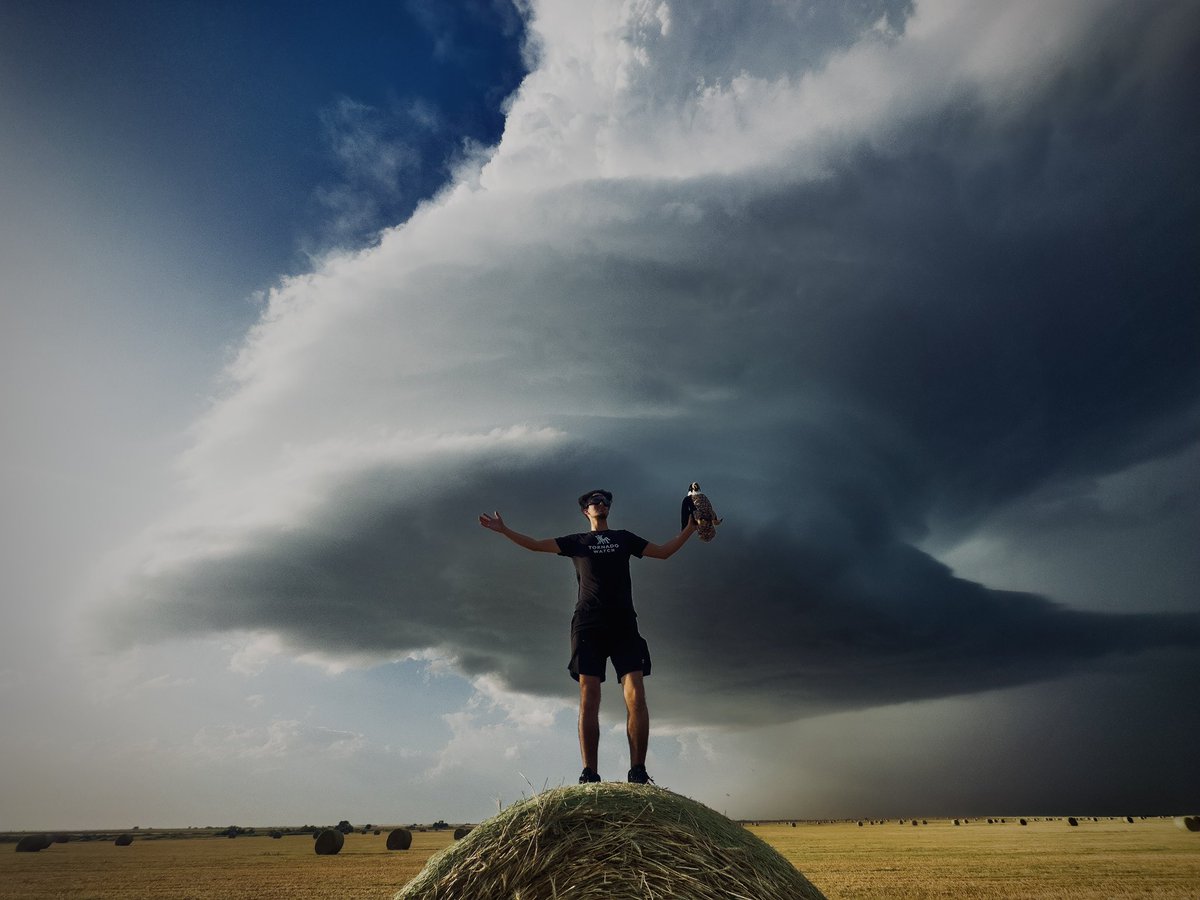 FalcnStormChase's tweet photo. ‘Falcon Hay Barrel’

Thank you @scr0sX for taking this photo! #FALCONWX https://t.co/8O9hhHA3Yz