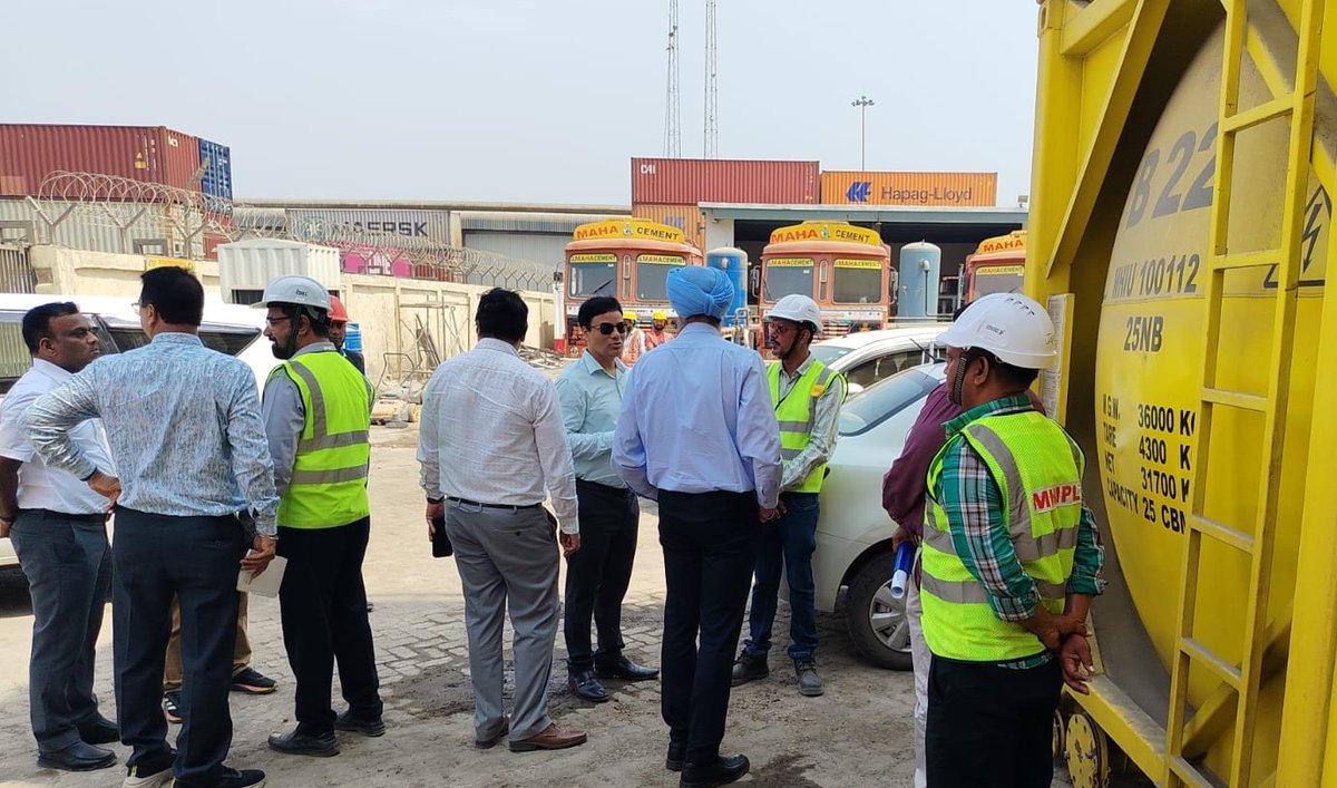 ConcorW's tweet photo. CONCOR Mumbai Cluster had the privilege of welcoming Shri H. S. Bajwa, Executive Director (Freight Marketing), Railway Board and Director (Domestic), Container Corporation of India, at the CFS DRT Terminal.

During the visit, he interacted with stakeholders, reviewed terminal operations, and guided Team CONCOR towards building a future-ready logistics ecosystem. A plantation drive was also undertaken at the terminal, reinforcing the commitment towards sustainable development.

@concor_india @TheSanjaySwarup 

Think Logistics, Think CONCOR

#CONCOR #IndianRailways #LogisticsSector #InfrastructureDevelopment #Warehousing #MultimodalLogistics #Sustainability #FutureReady #SupplyChain