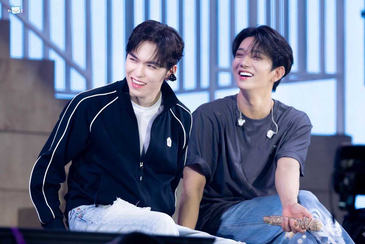 fun fact dulu pas awal-awal dateng ke korea, joshua pikir vernon gabisa ngomong bahasa korea karena mukanya yang bule banget 😭 dan vernon kalo ngomong sama joshua juga selalu pake bahasa inggris jadi kirain shua, vernon cuma bisa bahasa inggris tapi ternyata vernon juga jago