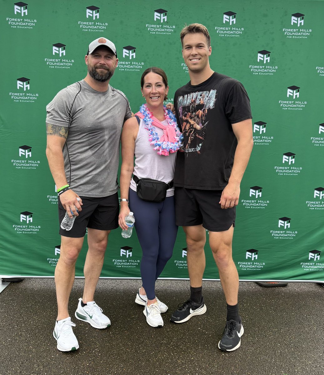 COgdan's tweet photo. The Ogdan clan had a GREAT day at the @fhfeorg annual 5k run…a rose between two thorns 🌹🤣 Thank you to FHFE for being an amazing partner with @FHSchools 🏃‍♂️🏆💯 https://t.co/KxJBnXracf