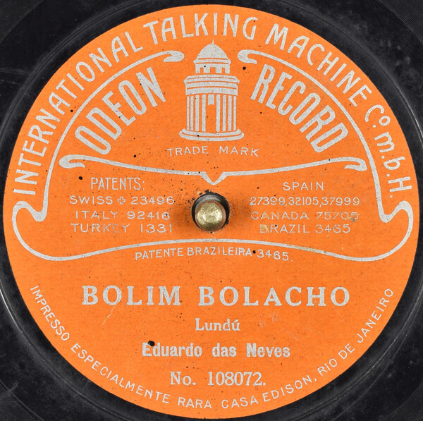 curiosidade: "Bolim Bolacho" existe desde, pelo menos, 1908. uma das principais músicas de Eduardo das Neves, primeiro cantor negro a gravar discos no Brasil

fiz uma reportagem em quadrinhos sobre a vida dele, com ilustrações de Marília Marz 

revistaogrito.com/diamante-negro…