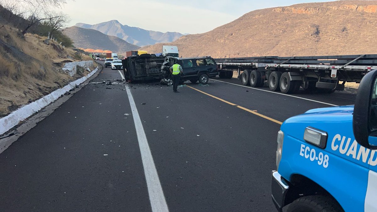 #Seguridad | Chocan de frente dos camionetas en la autopista Siglo XXI ...