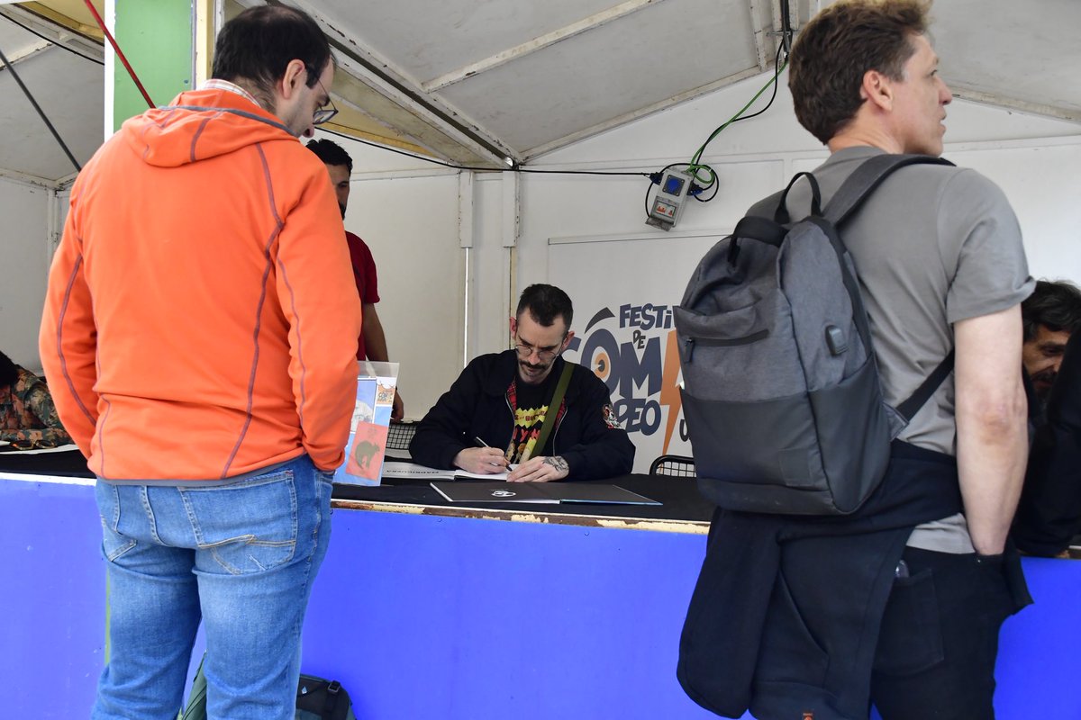 FcomicEuropeo's tweet photo. 🖋️📚✨ ¿Quieres conservar la firma de tu dibujante favorito? ✨📚🖋️

No dudes en acercarte al Festival del Cómic en la Plaza de Andalucía y disfrutar durante toda la tarde de hoy y la mañana del domingo de los mejores dibujantes del cómic europeo. 🎨🇪🇺💥 https://t.co/aCe3swT6wP