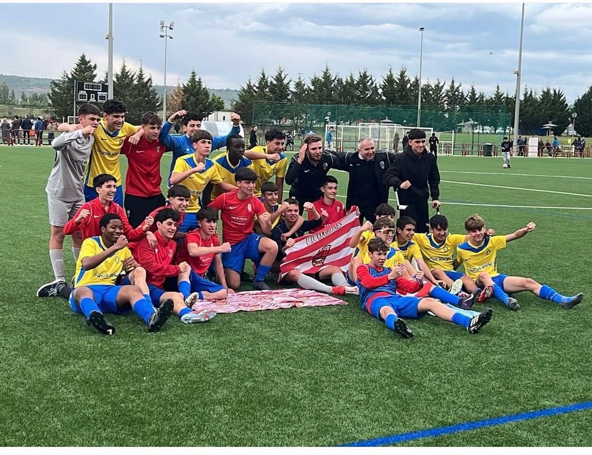 SergiodMiguel's tweet photo. El cadete del @Calasancio1977 asciende a primera cadete. Alex Ruiz, portero amarillo, ha sido el protagonista del partido, deteniendo tres penaltis. https://t.co/MVCCSI13fd