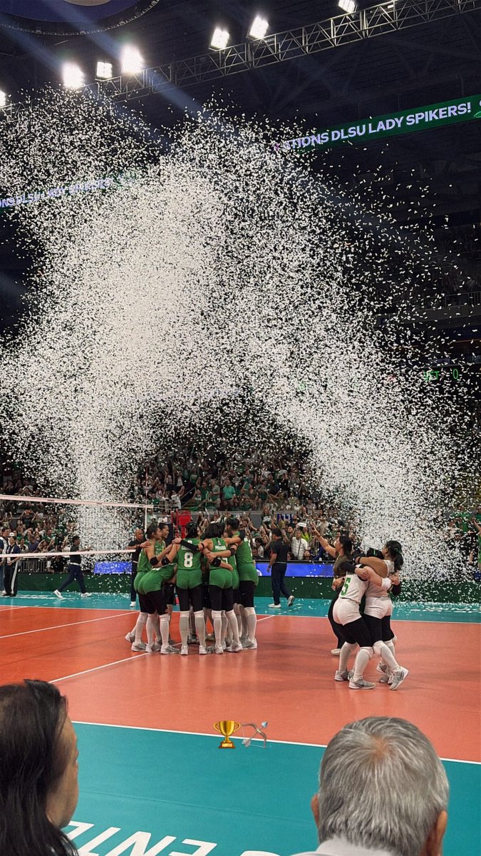 SUPER LUV KO 'TONG SHOT NI MISS FRANKIE 🥹 CONGRATS DLSU! 

naka group yourselves pa yan sila