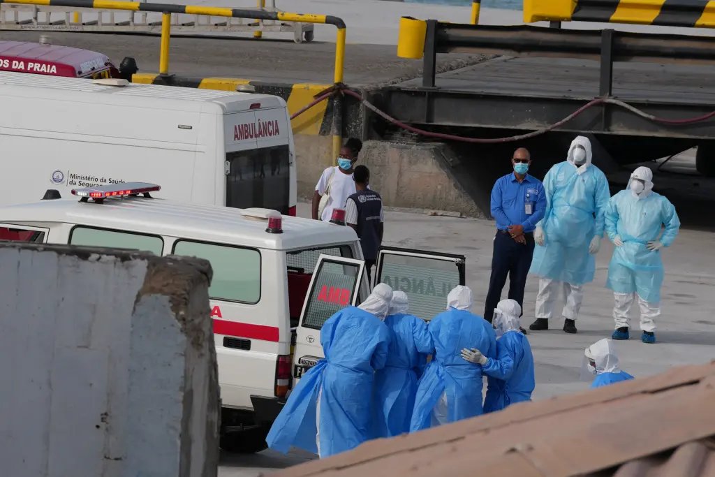 🇳🇱 | Identifican al ornitólogo Leo Schilperoord de 70 años como el paciente cero del brote de hantavirus en el crucero.

Según la hipótesis más extendida, él y su esposa, Mirjam Schilperoord, fallecieron tras contagiarse presuntamente durante una expedición de observación de aves