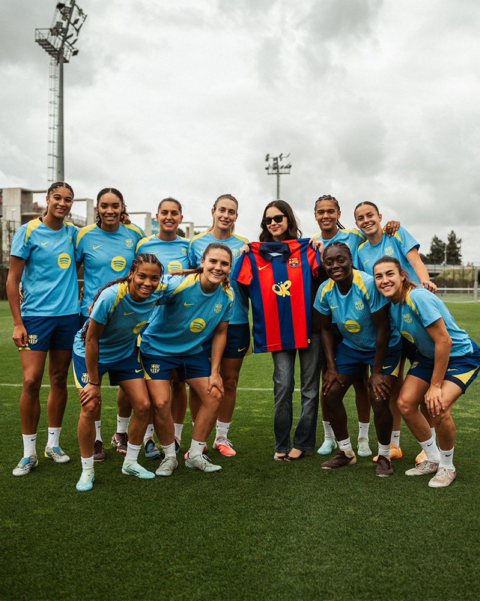 🚨LINDAS! Olivia Rodrigo com o FC Barcelona Femení.