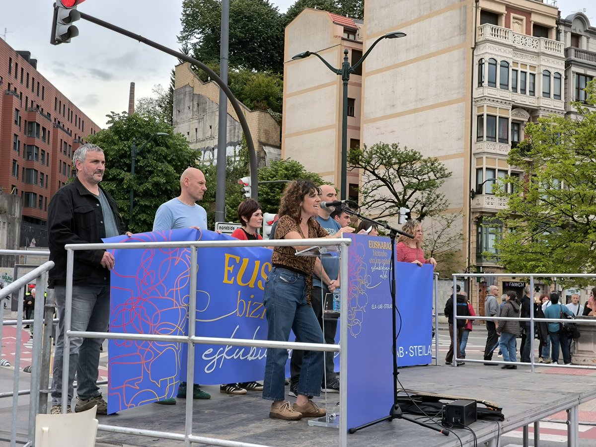 LABsindikatua's tweet photo. 🎤 Udaletxe aurrera iritsita, sindikatuetako ordezkarien hitzartzeekin bukatu dugu manifestazioa

🗓 Baina mobilizazioak ez dira amaitu. Dei egiten dizuegu ekainaren 13an @kontseilua -k Iruñean deitu duen manifestazio nazionalean parte hartzera https://t.co/ELQ2XwZSdB