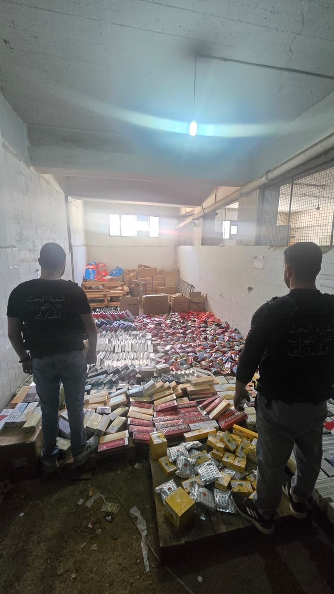 CustomsLebanese's tweet photo. ضبط مواد تبغية مهرّبة

في إطار سعيها المستمر في مكافحة أعمال التهريب ودعم الاقتصاد الوطني،  تمكّنت "شعبة البحث عن التهريب" في مديرية الجمارك العامة، بتاريخ ٠٨ / ٠٥ / ٢٠٢٦ من ضبط كميات كبيرة من المواد التبغية المهرّبة في منطقتي بعبدا وبرج حمود، من خلال عمليتين منفصلتين. 
 وتضمّنت المواد المهرّبة السيجار والسجائر الإلكترونية، إضافة إلى مواد تبغية من الدخان والتنباك والمعسل. وقد أُجري المقتضى القانوني  بإشراف القضاء المختص.
#مكافحة_التهريب 
#الجمارك_اللبنانية 
#لبنان