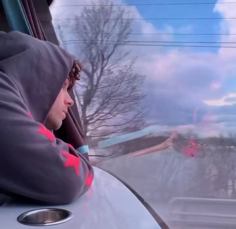 scenes of me on the way home from my last 5sos show