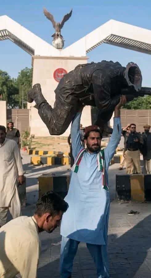 kabeerraja786's tweet photo. کرنل شیر خان شہید کا یہ مجسمہ پاکستانی سیاست میں عمران احمد خان نیازی اور انکی جماعت کا پیچھا کرتا رہے گا کیونکہ عمران خان نے شہداء غازیوں کی یادگاروں اور مجسموں کے ساتھ وہ سلوک کیا ہے جو انسانی تاریخ میں کسی بھی ریاست میں اپنے شہداء کے ساتھ نہیں کیا جاتا
عمران خان ایک لعنت ہے https://t.co/59Rt3Ul1ug