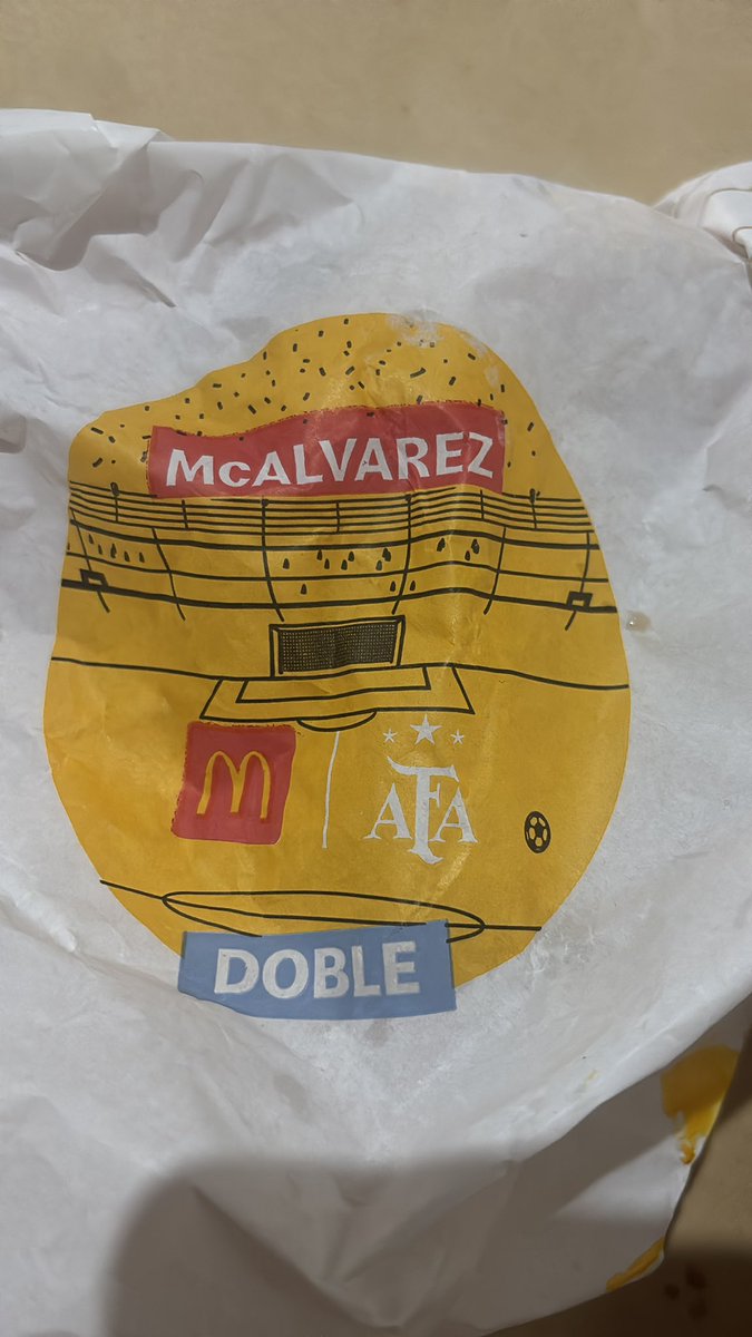 gente me compre esta hamburguesa y vino con una salsa llamada “la caca que se hizo contra velez” esta bien?