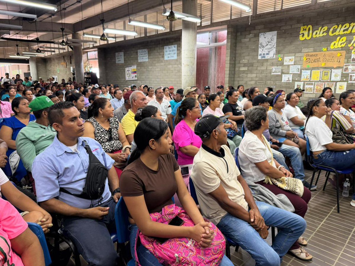 Supernotariado's tweet photo. #SNRContigo | Hoy, 177 familias del barrio Villa Jiménez, en Montería, reciben mucho más que un documento: reciben seguridad jurídica, tranquilidad y nuevas oportunidades para construir futuro 🏡💛
Gracias al Programa de Formalización, Saneamiento y Titulación de la Propiedad Inmobiliaria Urbana, 147 mujeres y 30 hombres hoy pueden decir con orgullo: “Esta tierra es mía y es legal”.