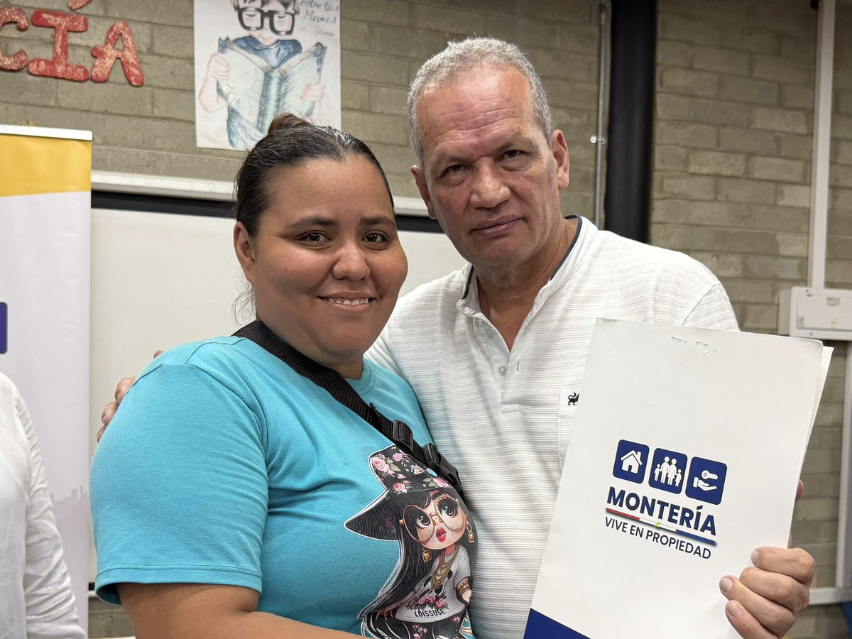 Supernotariado's tweet photo. #SNRContigo | Hoy, 177 familias del barrio Villa Jiménez, en Montería, reciben mucho más que un documento: reciben seguridad jurídica, tranquilidad y nuevas oportunidades para construir futuro 🏡💛
Gracias al Programa de Formalización, Saneamiento y Titulación de la Propiedad Inmobiliaria Urbana, 147 mujeres y 30 hombres hoy pueden decir con orgullo: “Esta tierra es mía y es legal”.