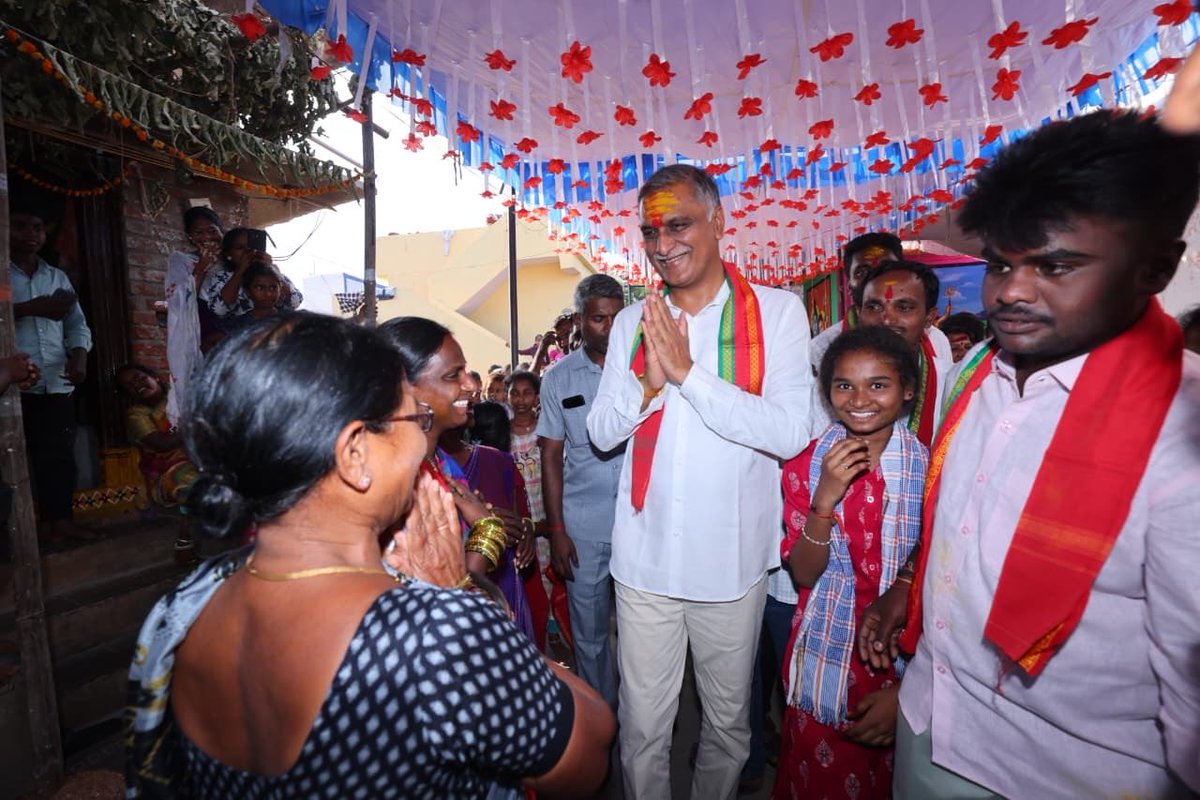 BrsSiddipet's tweet photo. నారాయణ రావు పేట మండలం గోపులా పూర్ గ్రామంలో జరుగుతున్న శ్రీ రేణుక ఎల్లమ్మ దేవాలయ ఉత్సవాల్లో పాల్గొన్న మాజీ మంత్రి ఎమ్మెల్యే @BRSHarish గారు.. https://t.co/acCmwbDqD0