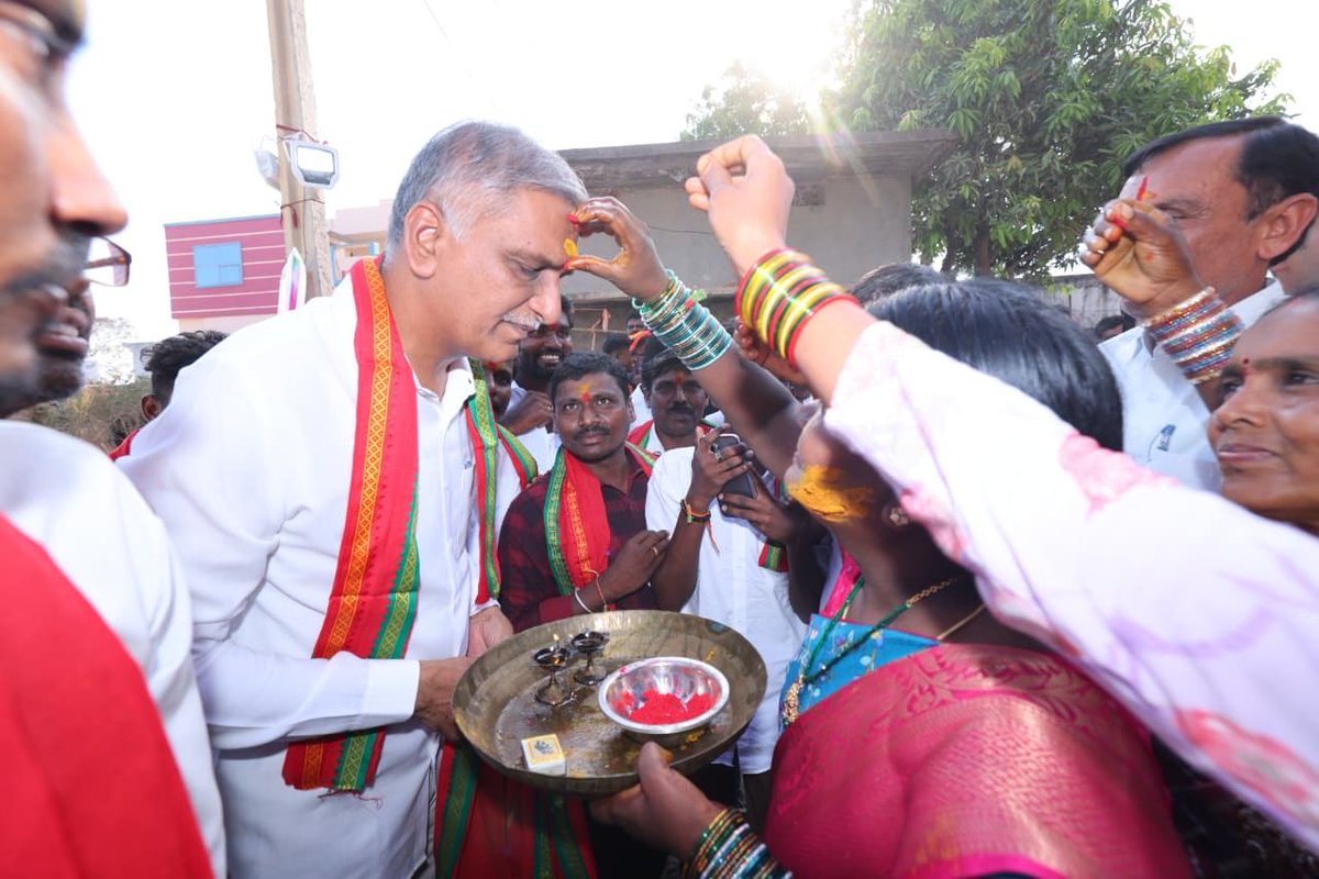 BrsSiddipet's tweet photo. నారాయణ రావు పేట మండలం గోపులా పూర్ గ్రామంలో జరుగుతున్న శ్రీ రేణుక ఎల్లమ్మ దేవాలయ ఉత్సవాల్లో పాల్గొన్న మాజీ మంత్రి ఎమ్మెల్యే @BRSHarish గారు.. https://t.co/acCmwbDqD0