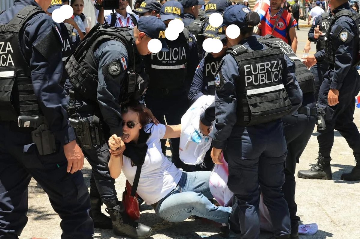 Manifestante “Therian” del frente amplio muerde compañeros cuando es retirada por alteración al orden público en traspaso de poderes. La trasladamos al ministerio público ó a SENASA? 
Que dicen nuestros seguidores? 🇨🇷