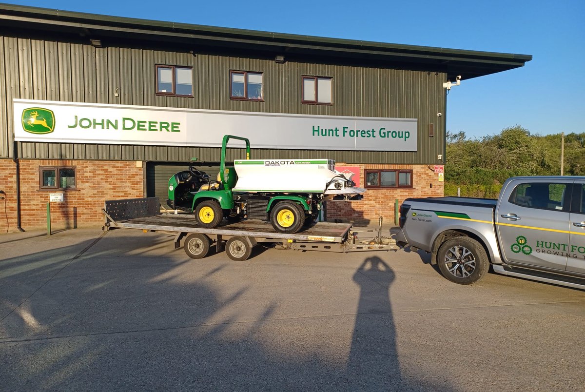 HuntForestGroup's tweet photo. 🟢🟡𝟰-𝗜𝗡-𝟭 𝗦𝗨𝗥𝗙𝗔𝗖𝗘 𝗣𝗥𝗘𝗣 𝗠𝗔𝗗𝗘 𝗘𝗔𝗦𝗬🟢🟡
Matt Plested, Course Manager at Stoneham
Golf Club, has opted for a brand-new John Deere
ProGator 2030A with Dakota 410 as his top dressing work setup.

#HuntForestGroup #ProGator #Dakota #StonehamGolfClub https://t.co/XNt13JZxRz