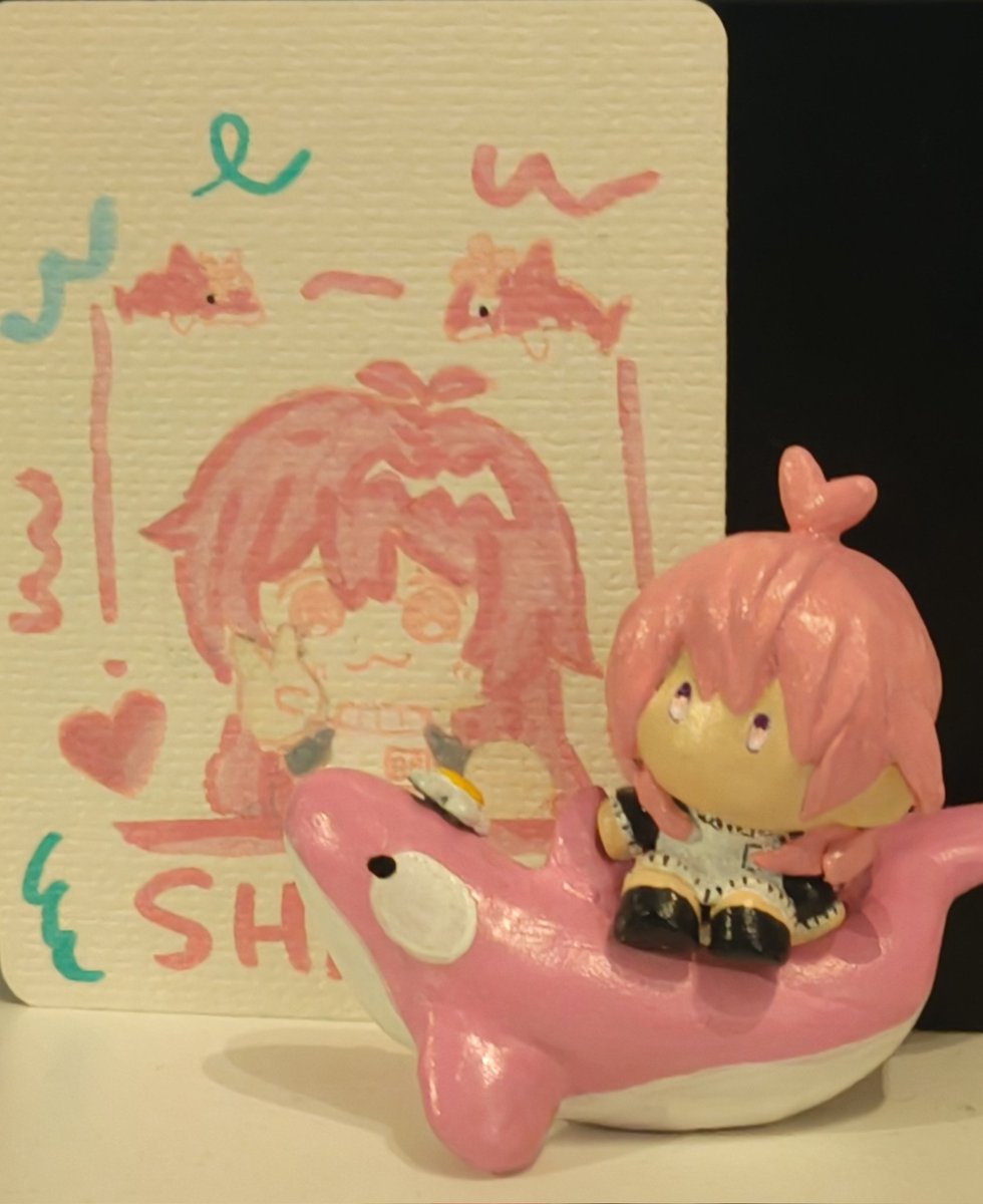 shachi stuff that i got from doujima this year !!! 🫍🩷

#shachimu

the card is by <a href="/fweeshnchips/">Fweesh @ Doujima H37</a> and the figure is by <a href="/kaitokei/">Kaito Kei🪁 | 🔜Doujima i29</a> !!! 🌼🩷