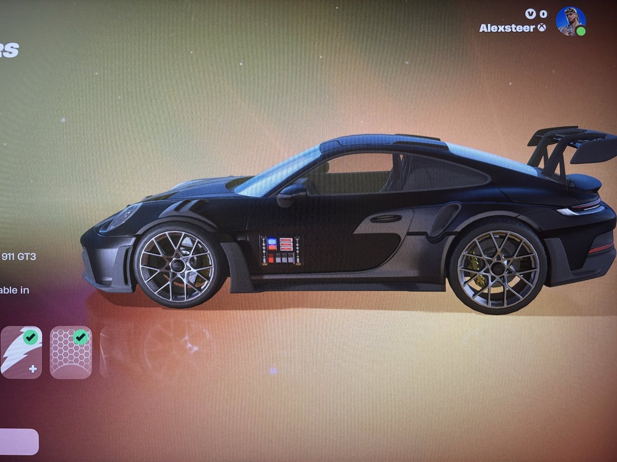 Alexsteer's tweet photo. @FortniteStatus  Bug on the Porsche wheels: they appear much darker in the Item Shop preview, but much lighter in-game. Unacceptable for such an expensive cosmetic item to have inaccurate visuals and seemingly no proper testing. https://t.co/iYP3a9JZp6