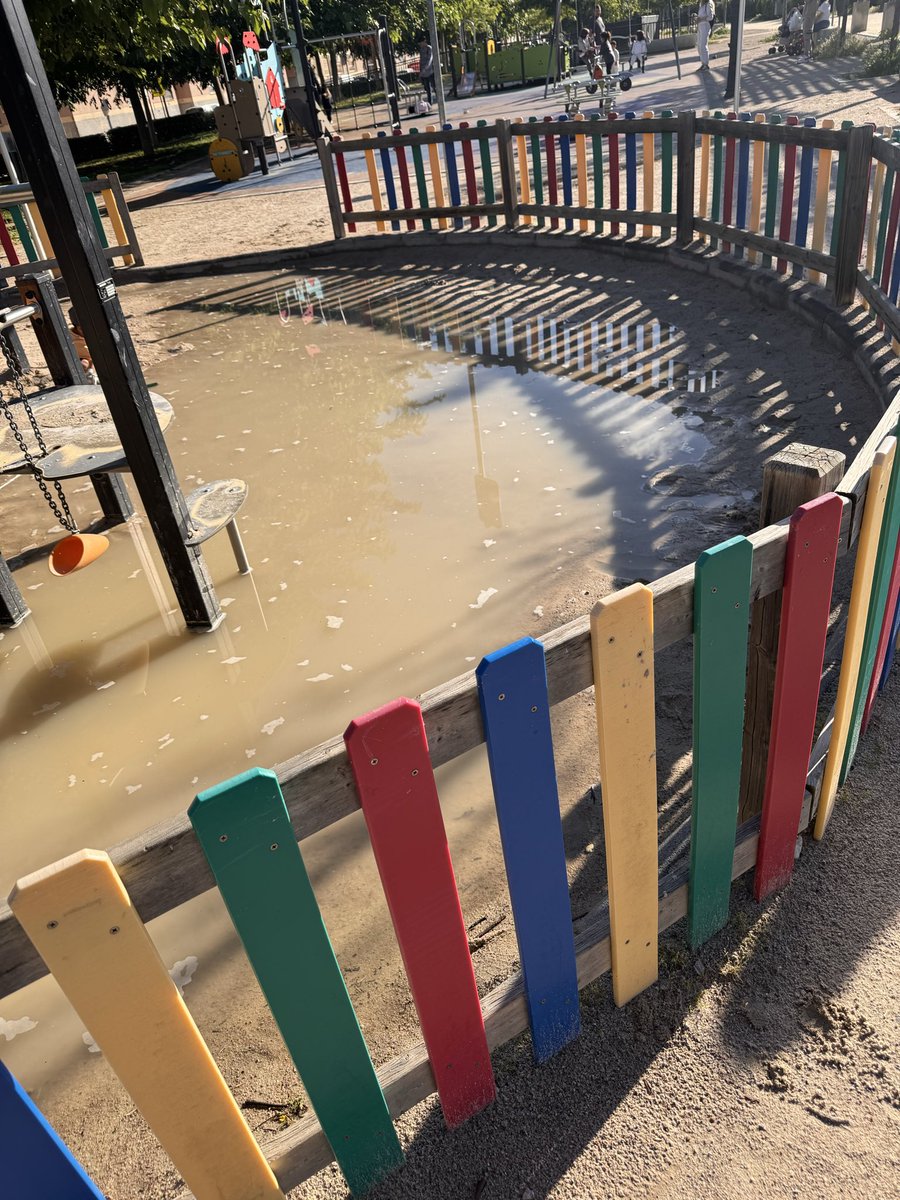 pauvlc's tweet photo. @AjuntamentVLC Parc a la avinguda l’estació de Benimámet. S’agrairia baixar i que els xiquets pogueren jugar tranquil•lament. https://t.co/jHt7ojUkhZ