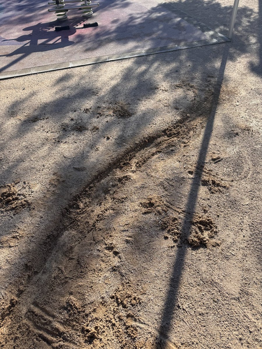 pauvlc's tweet photo. @AjuntamentVLC Parc a la avinguda l’estació de Benimámet. S’agrairia baixar i que els xiquets pogueren jugar tranquil•lament. https://t.co/jHt7ojUkhZ