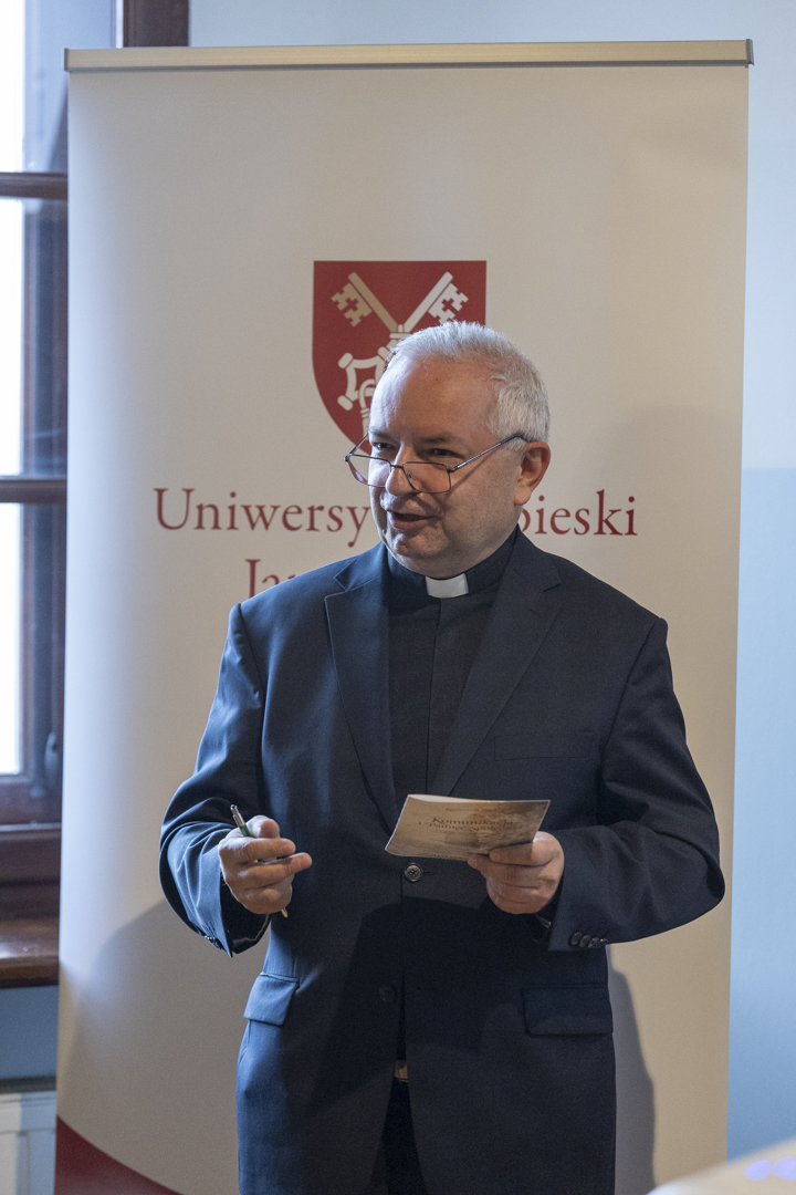 xNecek's tweet photo. Rządy przestrzegające praworządności, uznają, że same podlegają prawu, a nie stoją ponad nim, mogą w sposób konkretny gwarantować uzasadnioną nietykalność sfery prywatnej życia swoich obywateli i bronić jej przed naciskami z zewnątrz (Jan Paweł II, 1988) https://t.co/aDRFMuPO56
