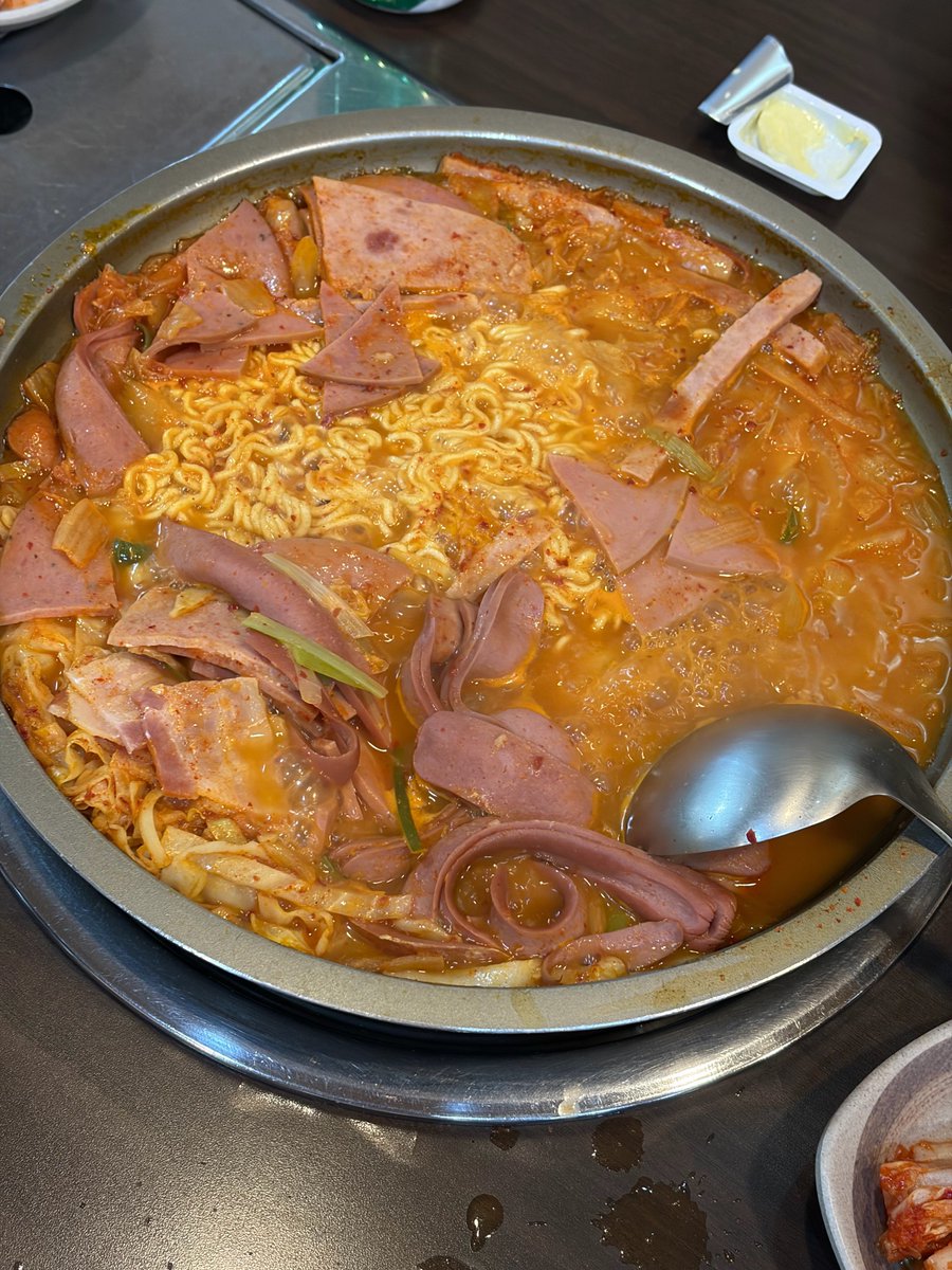 💌 260510 1:05-08 AM

🦊 after the fansign earlier, I went and ate budae-jeongol with 🐥 and 🐰, so I think I'll have to do cycling for a while tomorrow morning

📸
🦊 Is it okay to send something like this at this hour..
🦊 that was rude of me