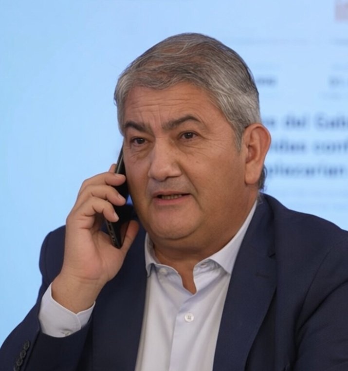 señor, alemania ya instalo la fábrica de camiones que pidio, encargamos la miel argentina pero el gas lo vamos a comprar en 2027

-dale que mi presidente esta apurado

S..son los tiempos de la union europea, p..perdon

-que no se vuelva a repetir, hail pareja 

hail pareja