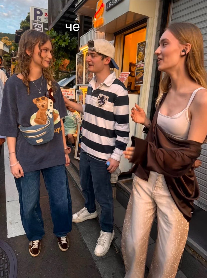 noahcschnappbr's tweet photo. PÍTICO! 🤏🏻😍 Noah Schnapp atendendo algumas fãs no Japão. https://t.co/OZ1S9pD8tg