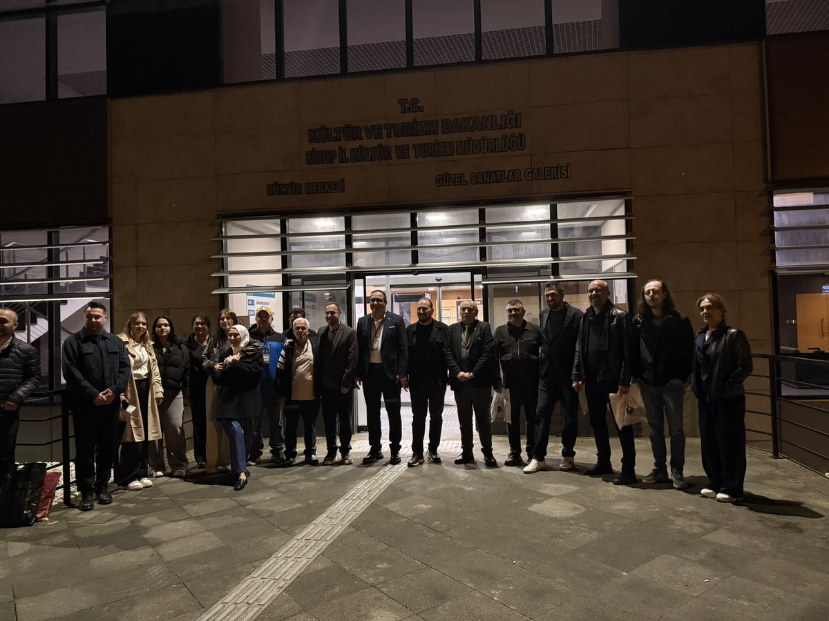 sinopff's tweet photo. Festival Ekibi ✨📸

“Çok çalışma, büyük emek ve sonunda gelen güzel bir hatıra karesi.” 

#sinopfilmfestivali2026 https://t.co/MohXeltDuc