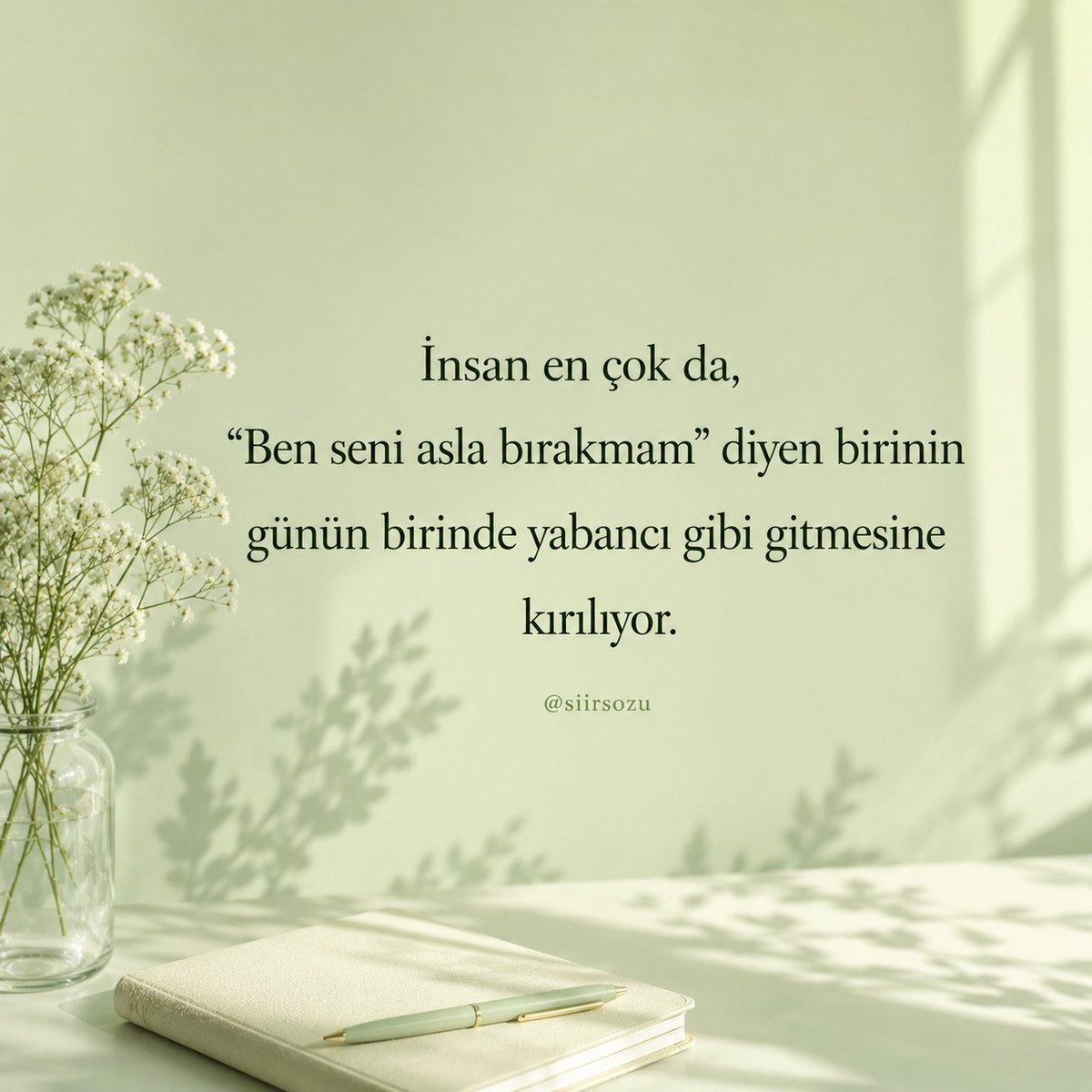 siirsozu's tweet photo. “İnsan en çok da,
‘Ben seni asla bırakmam’ diyen birinin
günün birinde yabancı gibi gitmesine kırılıyor.”
Çünkü insan,
birinin gitmesine değil;
sözlerinin değişmesine üzülüyor.
Dün yanında duran birinin,
bugün hiçbir şey olmamış gibi uzaklaşması
kalpte sessiz bir kırgınlık bırakıyor.

Belki de bu yüzden bazı insanlar,
vedalardan çok
değişen davranışları unutamıyor.
İnsan zamanla şunu öğreniyor:
Bazı cümleler çok güzel,
ama herkes o cümlenin ağırlığını taşıyamıyor.