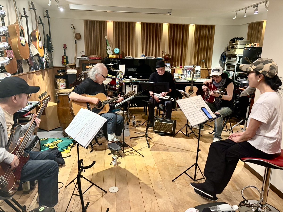 misawaMATARO's tweet photo. 本日のJAMリハも盛り上がりました！😆
ちょっと新曲への挑戦が集中し過ぎて緊張感が溢れてしまい、、、、
ちょいと一杯やりましたー😂
明日もやるぞー😆💪 https://t.co/WzTO5yXaUS