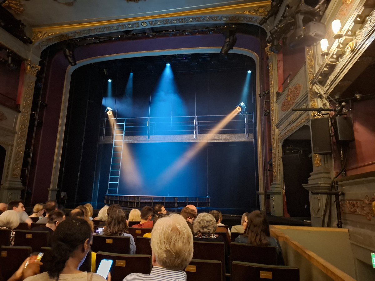 Theatretiquette's tweet photo. First time to @BristolOldVic with @TheTheatre_Geek for #KissofTheSpiderwoman Phenomenal.... absolutely loved it. Costumes simply stunning... staging was great... Recommend going to see https://t.co/Clnp2JqIRA