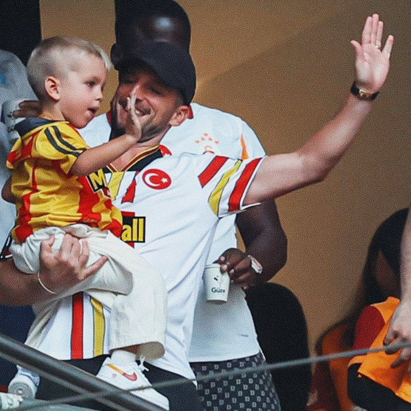 EskiAcikOnline's tweet photo. Galatasaray onları, onlar Galatasaray'ı çok seviyor 🥰 https://t.co/1xSliZZAa9